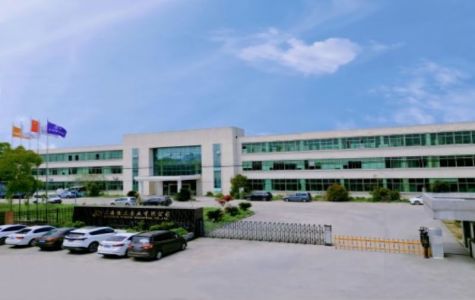 ลูกค้าชาวฝรั่งเศสเยี่ยมชมโรงงานเพื่อเยี่ยมชมแคปซูลอวกาศห้องพับปีกคู่